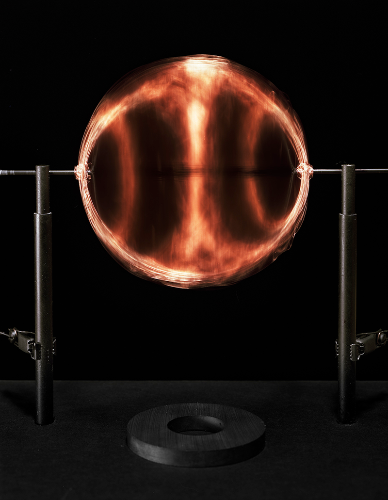 Illustration for article titled Photos of Science Experiments are Mysterious and Dazzling
